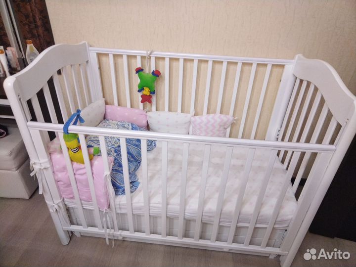 Детская кроватка с продольным маятником