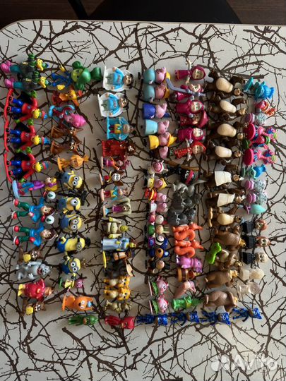 Игрушки киндер, чупа-чупс, лента, растишка