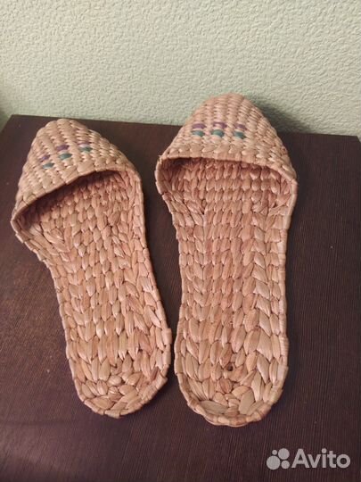 Три ветки цветов циннии Лапти старинные