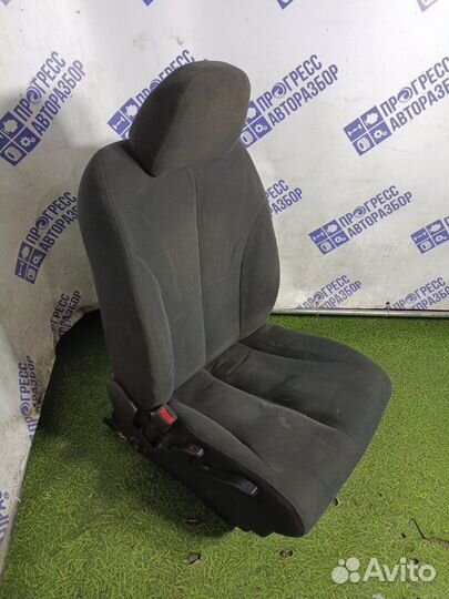 Сиденье переднее левое Nissan Tiida хэтчбек 1.6
