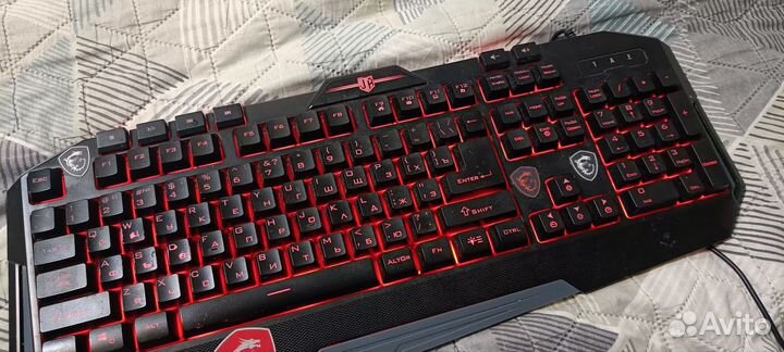 Игровая клавиатура с подсветкой и игровой коврик