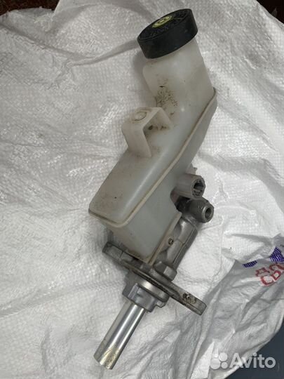 Бочок тормозной жидкости на Тойота Камри оригинал