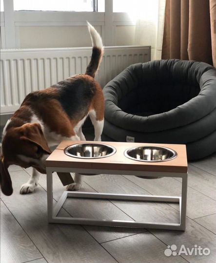 Столик с мисками для животных