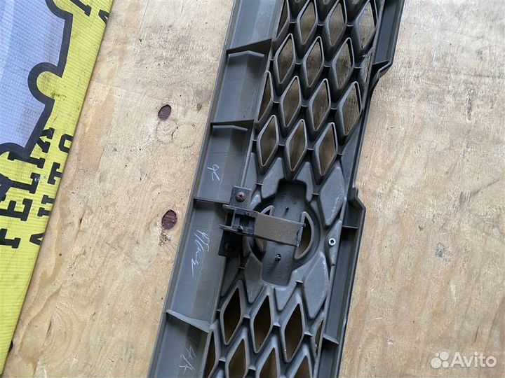 Решетка радиатора Nissan Serena (pnc24) 1999-2005