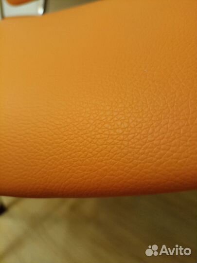 Оранжевый стул с хромированными ножками