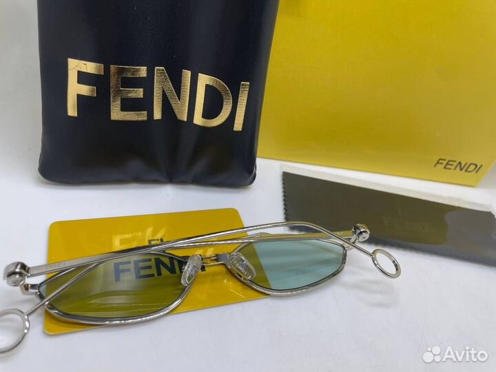 Fendi - Солнцезащитные очки c культовыми заушникам