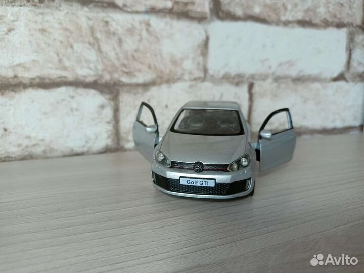 Модель Volkswagen Golf GTI машинка
