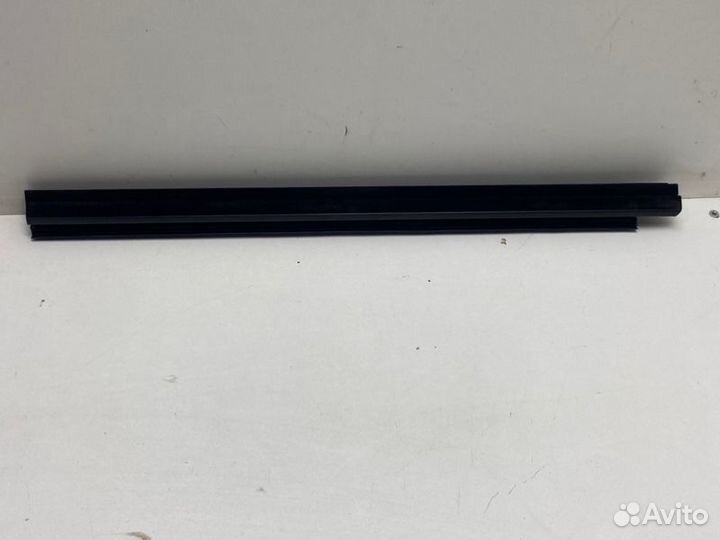 Уплотнитель стекла двери задний левый Toyota Camry