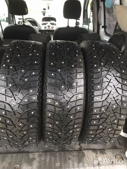 Bridgestone Blizzak Ice 215/65 R17