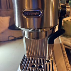 Кофеварка рожковая delonghi Dedica EC950 M