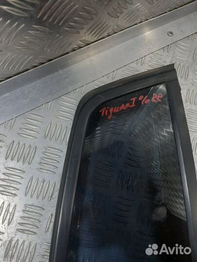 Стекло кузовное заднее правое Volkswagen Tiguan NF