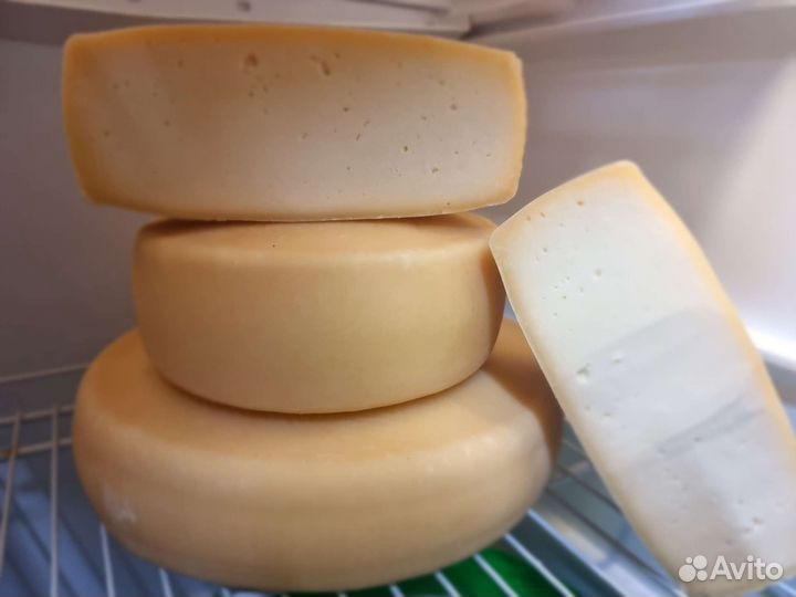 Домашние куриные яйца и сыр домашний