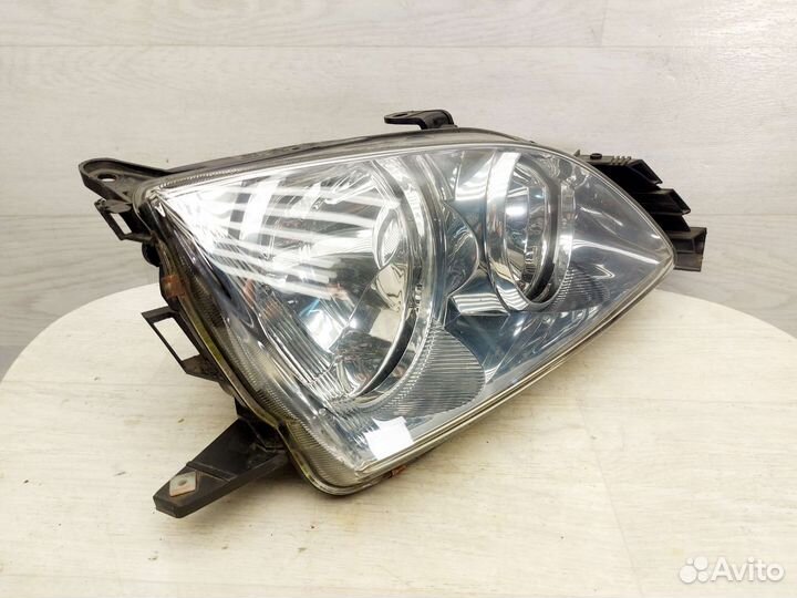 Фара правая Toyota Avensis 2000-2003