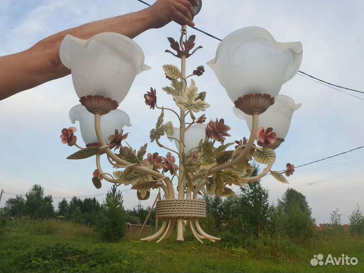 Люстра потолочная и два настенных светильника