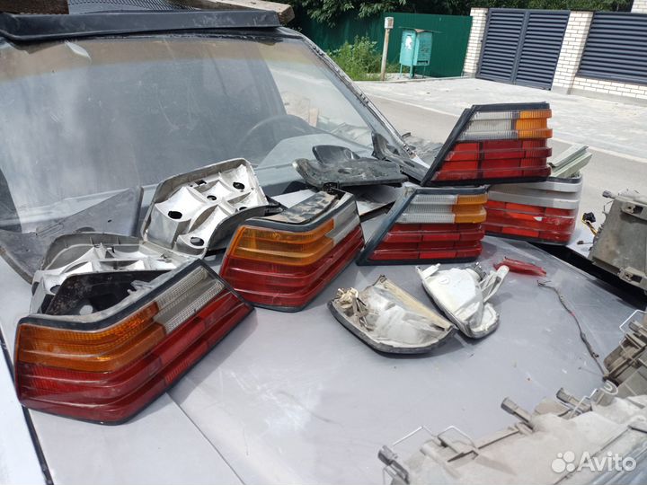 Правая фара на Mercedes-Benz W124