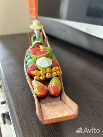 Сувенир лодка с фруктами из Таиланда