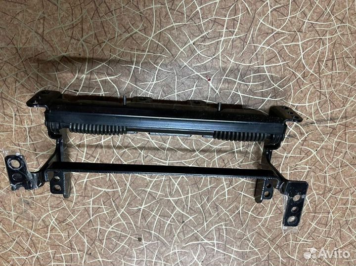 Кронштейн крышки подлокотника Toyota Петля