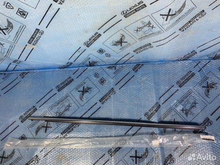 Накладка стекла передняя правая Toyota Rav4 XA40