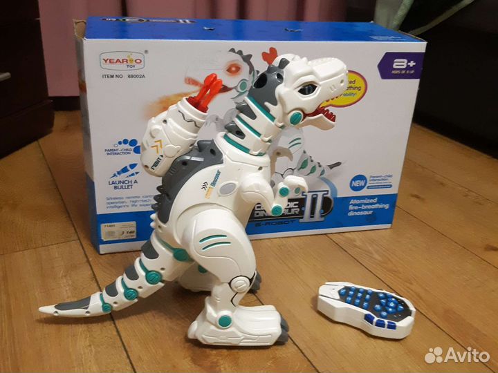 Робот динозавр на пульте управления