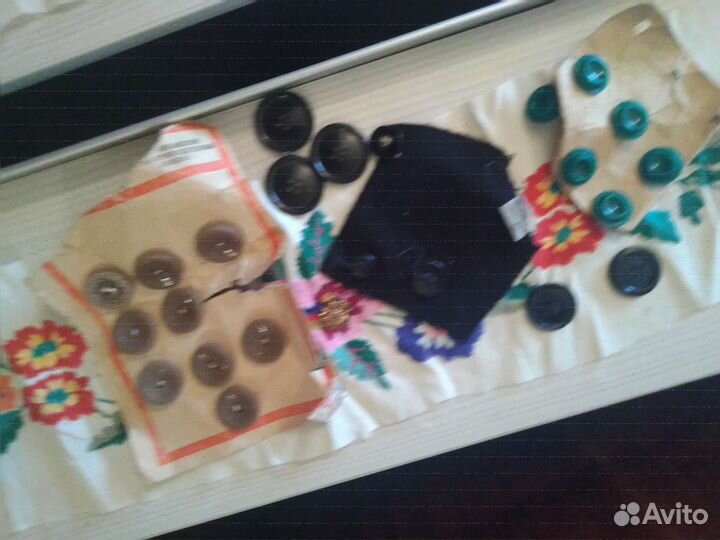 Нитки, иголки, крючки, тесьма, пуговицы