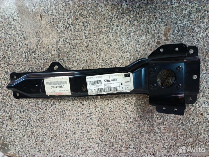 Кронштейн замка капота Митцубиси Паджеро 4 Mitsubi