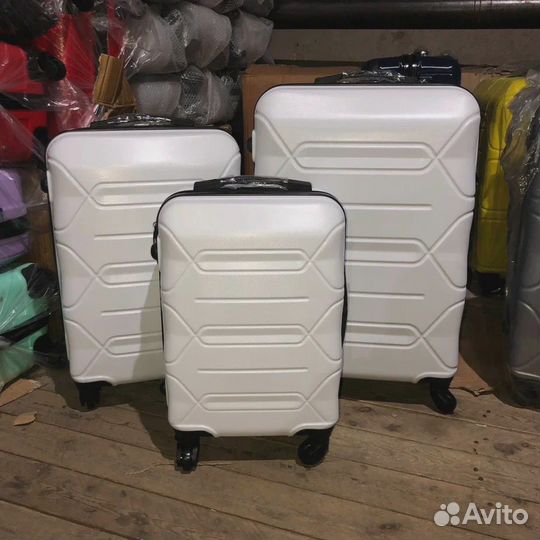 Чемодан на колесах размер m