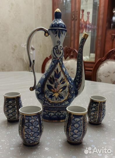 Кувшин со стаканами