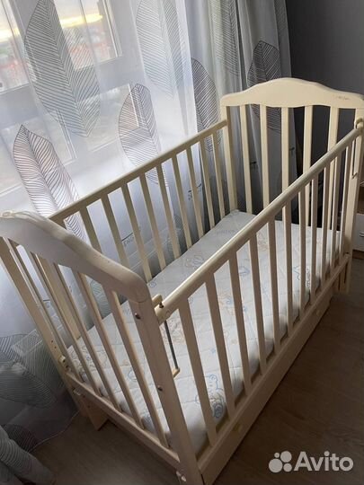 Детская кроватка с маятником