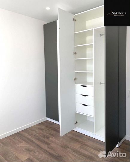 Шкаф распашной с полками