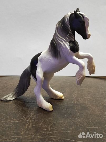 Фигурка жеребец новая