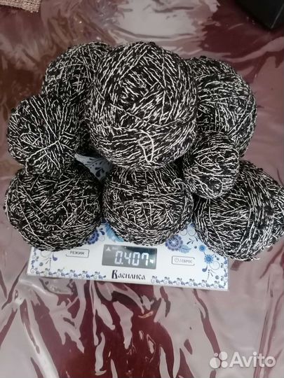 Пряжа для вязания двух цветов