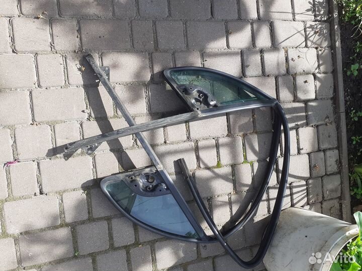 Стекла дверей правая,левая сторона Citroen C3