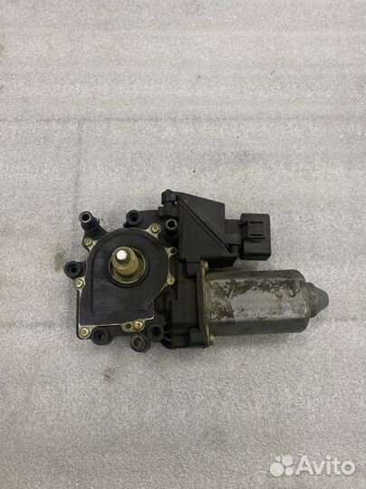 Моторчик стеклоподъемника передний левый А6 100 С4