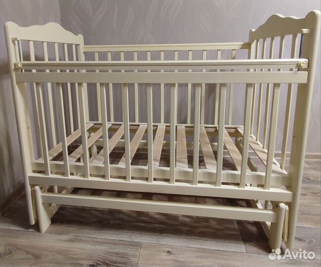Детская кроватка с маятником