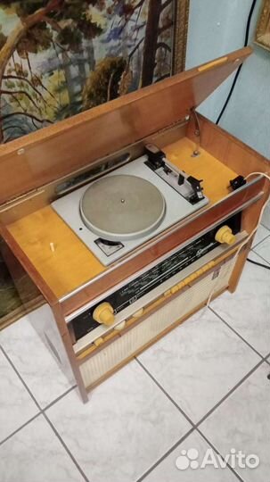 Старинный патефон и радиола