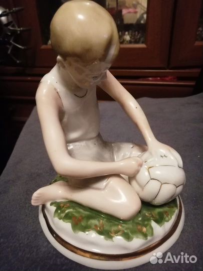 Фарфоровая статуэтка. Юный футболист