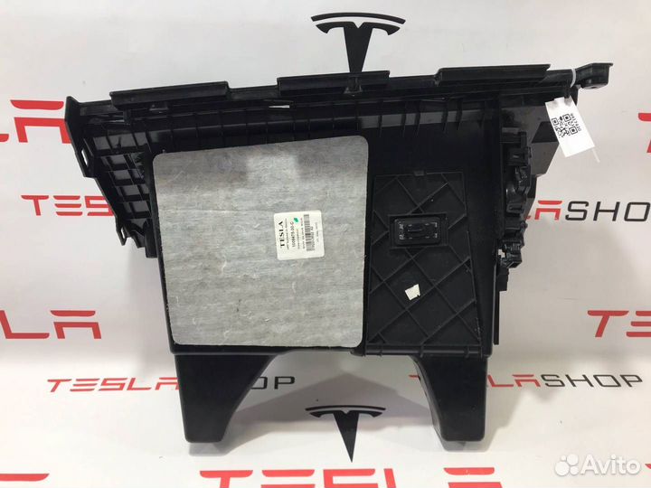Бардачок Tesla Model S 2015 1035104-00-B