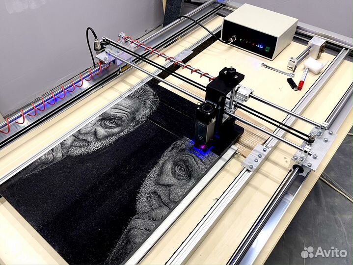 Гравировальный лазерно-ударный станок по камню