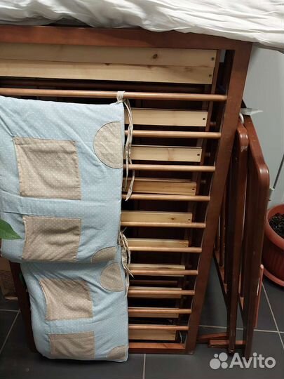 Детская кроватка с маятником и ящиком