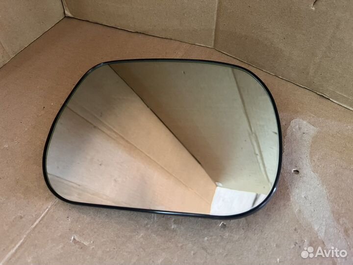 Зеркальный элемент правого зеркала Toyota RAV4 30
