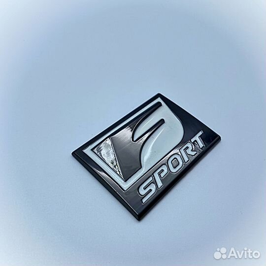 Эмблема Lexus F-Sport Короткая с надписью Белая