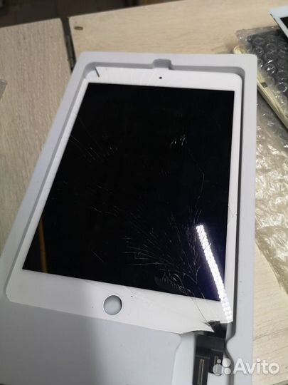 На разборе дисплеи, тачскрины,платы