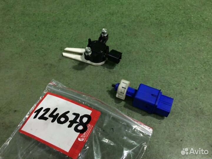 Выключатель стоп-сигнала Honda Shuttle GP7 LEB