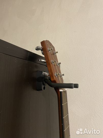 Держатель настенный для гитары