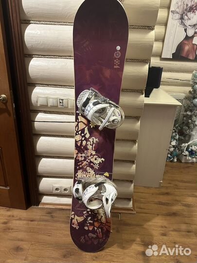 Сноуборд с креплениями и ботинками