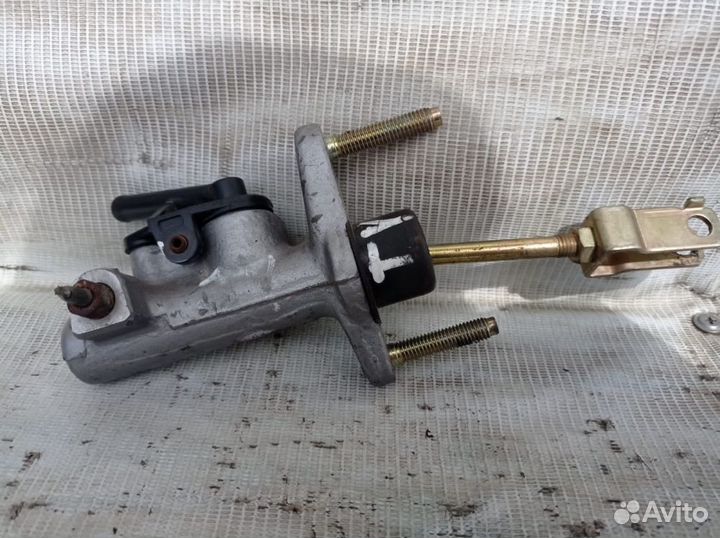 Toyota Yaris 1 главный цилиндр сцепления