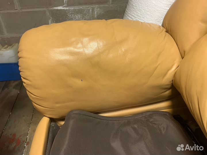 Кожаный диван