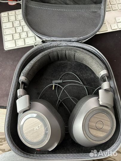 Беспроводные наушники Plantronics