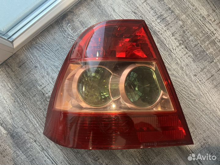 Продам заднюю фару toyota corolla 120