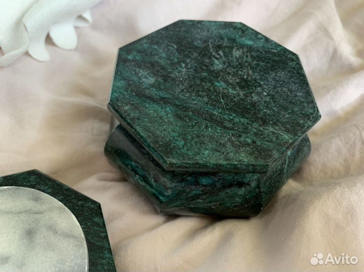 Шкатулка малахитовая с ящеркой